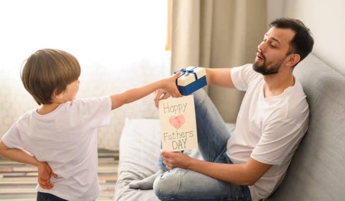 Imagen de _a href=_https___www.freepik.es_foto-gratis_nino-dando-regalo-al-padre_7553263.htm#page=2& Regalos en el día del padre en Colombia 2023.