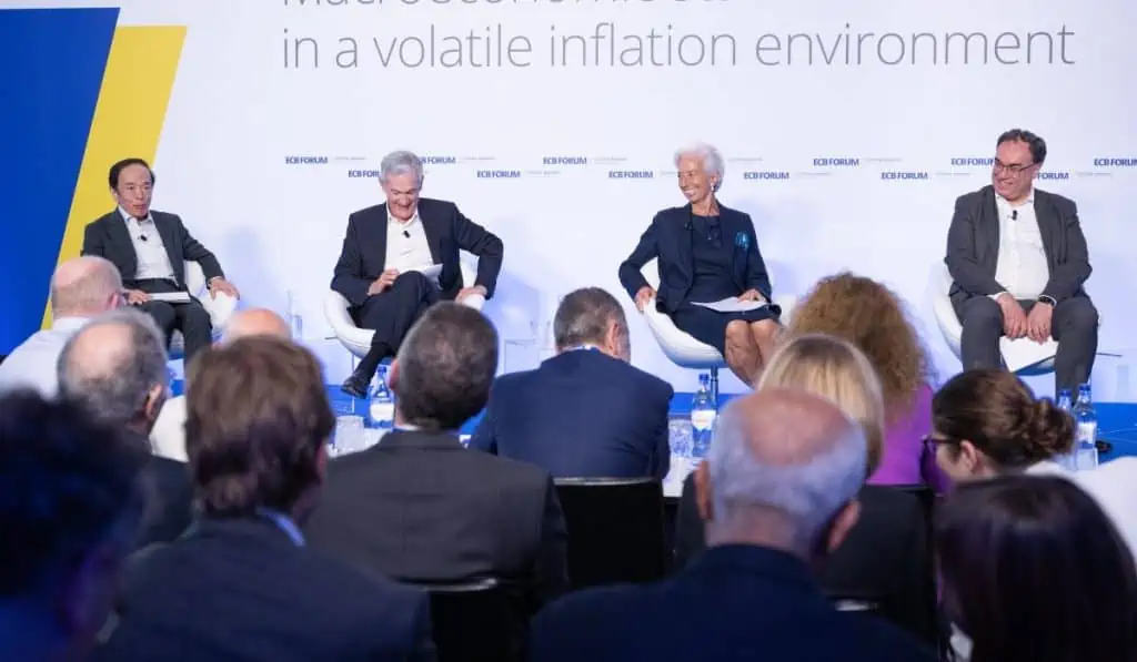 La carrera de los bancos centrales para frenar la inflación aún continúa La carrera de los bancos centrales para frenar la inflación aún continúa