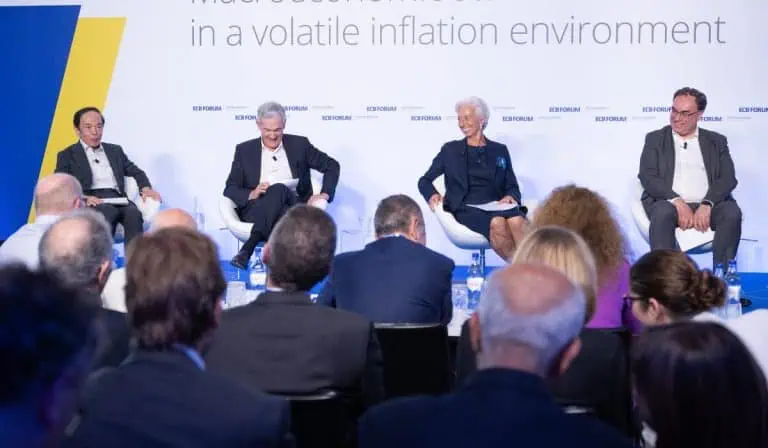 La carrera de los bancos centrales para frenar la inflación aún continúa