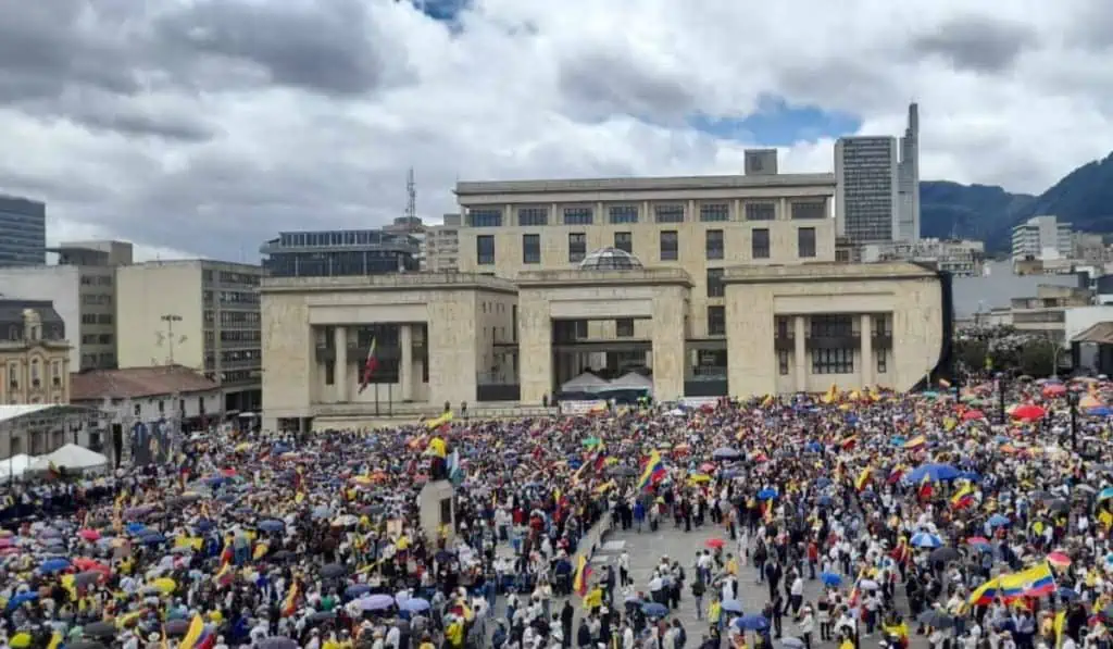 Marchas 20 de junio: así avanzan en las principales ciudades de Colombia Marcha en Bogotá 20 de junio. Plaza de Bolívar. Foto: Valora Analitik.