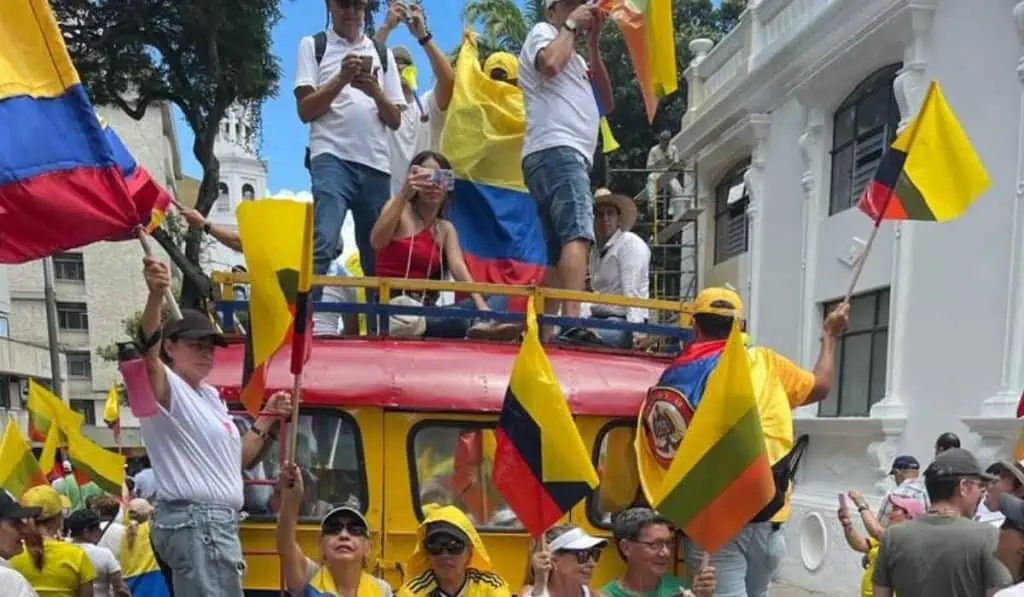 Encuesta: Mayoría de colombianos, a favor de marchas contra el gobierno Petro Marcha 20 de junio Bucaramanga. Foto: Javier Villareal, ciudadano.