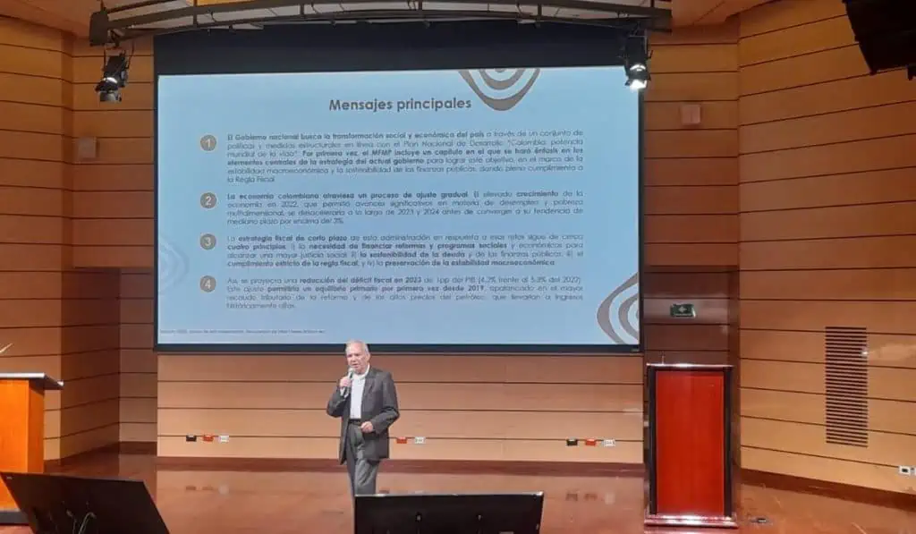 MinHacienda de Colombia ve inflación más alta y tasas bajando a final de 2023 El ministerio de Hacienda presentó el Marco Fiscal de Mediano Plazo.