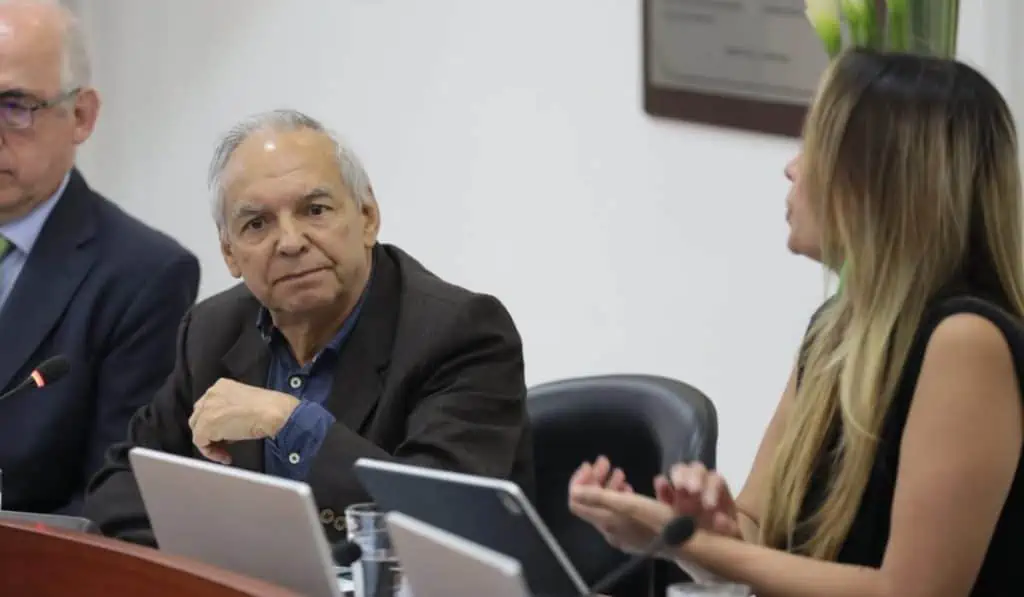 Colombia busca mover pago de deuda por $10 billones para subir inversión en 2024 Ministro de Hacienda de Colombia, Ricardo Bonilla