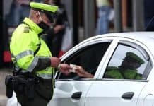 Agente impone una multa de tránsito