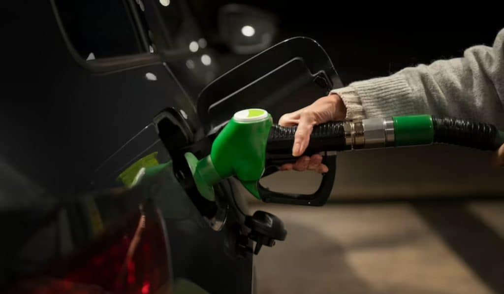 Llenando el tanque de gasolina del carro