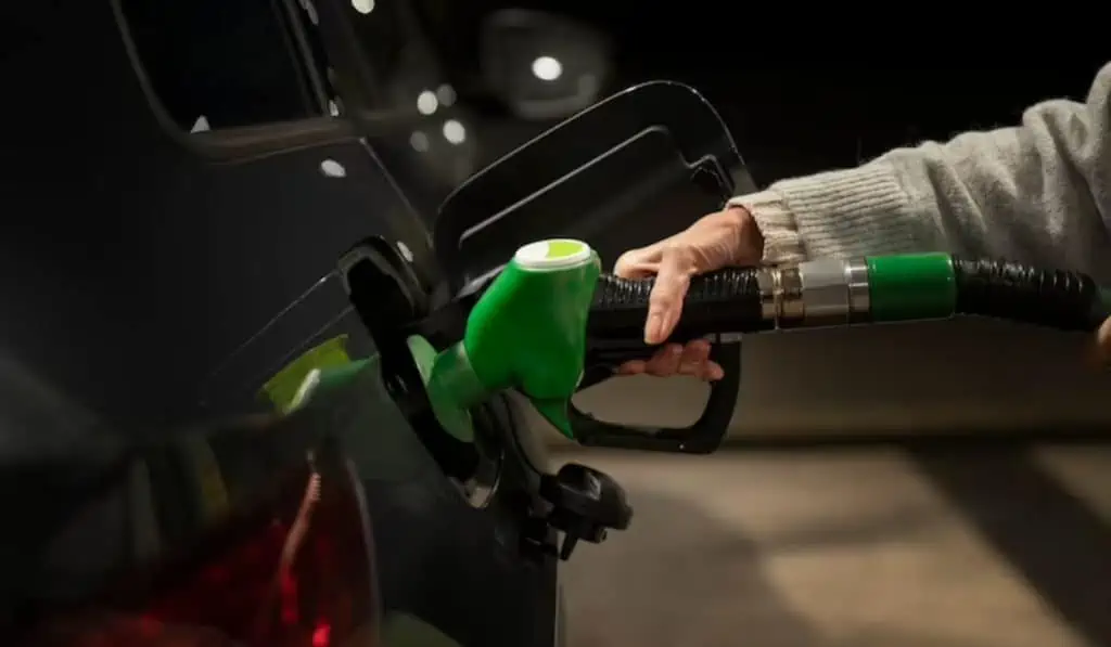 Petróleo en Colombia: ¿Qué tipos de crudo hay y para qué sirven? Llenando el tanque de gasolina del carro