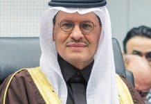 El ministro de Energía saudí, Abdulaziz bin Salman, anunció la reducción de la producción de petróleo