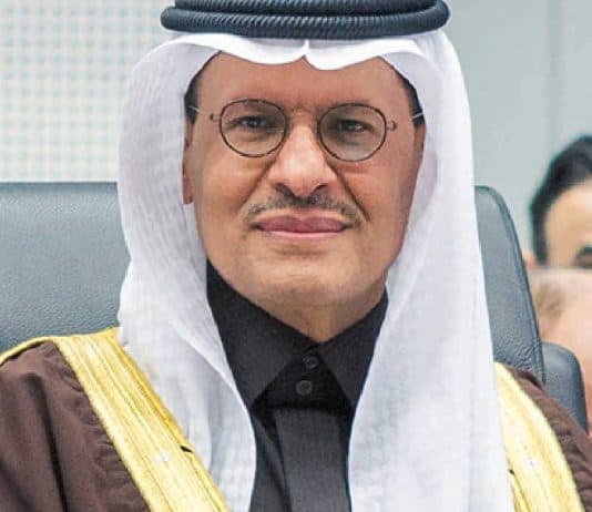 El ministro de Energía saudí, Abdulaziz bin Salman, anunció la reducción de la producción de petróleo