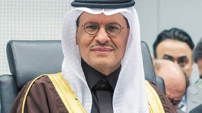 El ministro de Energía saudí, Abdulaziz bin Salman, anunció la reducción de la producción de petróleo