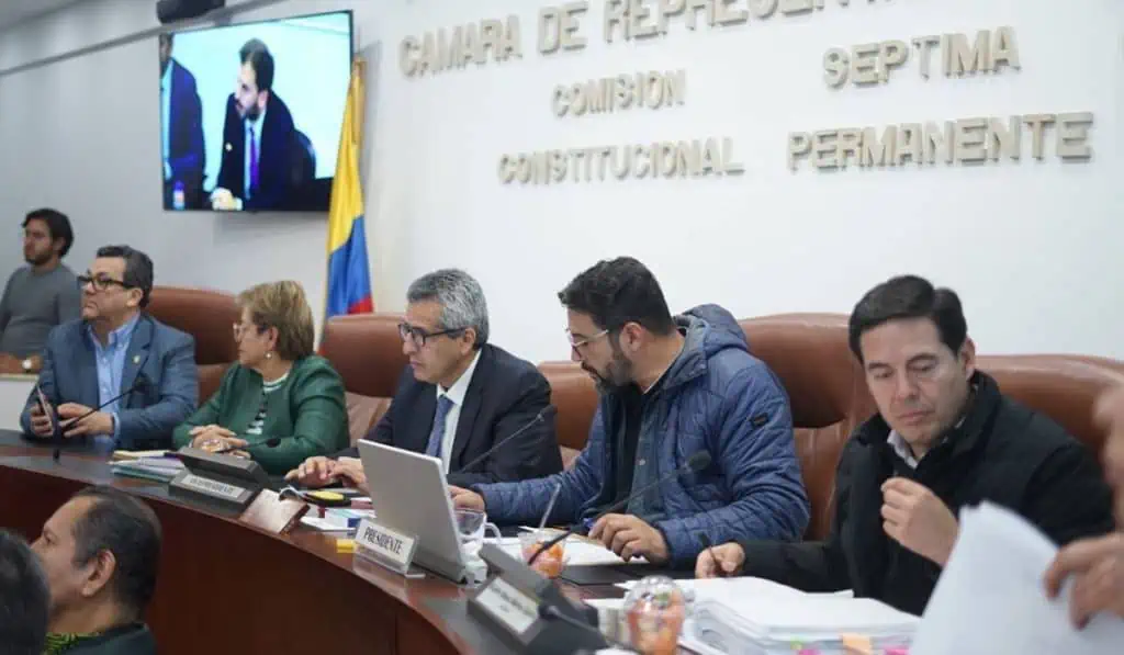 Jornada laboral en Colombia cambiaría sustancialmente con reforma de Petro Debate de reforma laboral en la Comisión Séptima de la Cámara