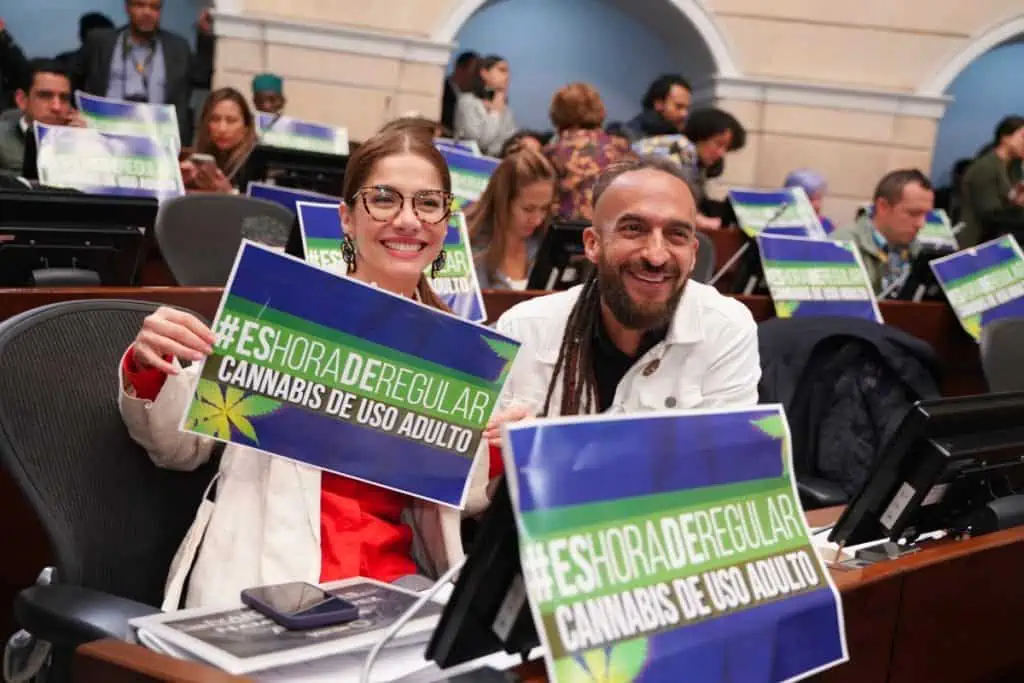 ¿Está en riesgo ley para regular consumo de cannabis recreativo en Colombia? Regulación de Cannabis en Colombia, Cathy Juvinao y Daniel Carvalho congresistas