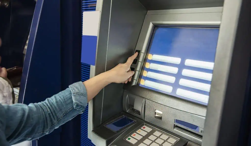Recomendaciones de seguridad si va a retirar su prima de junio en cajero automático Imagen ilustrativa para pago de prima de junio. Crédito: Imagen de jcomp en Freepik