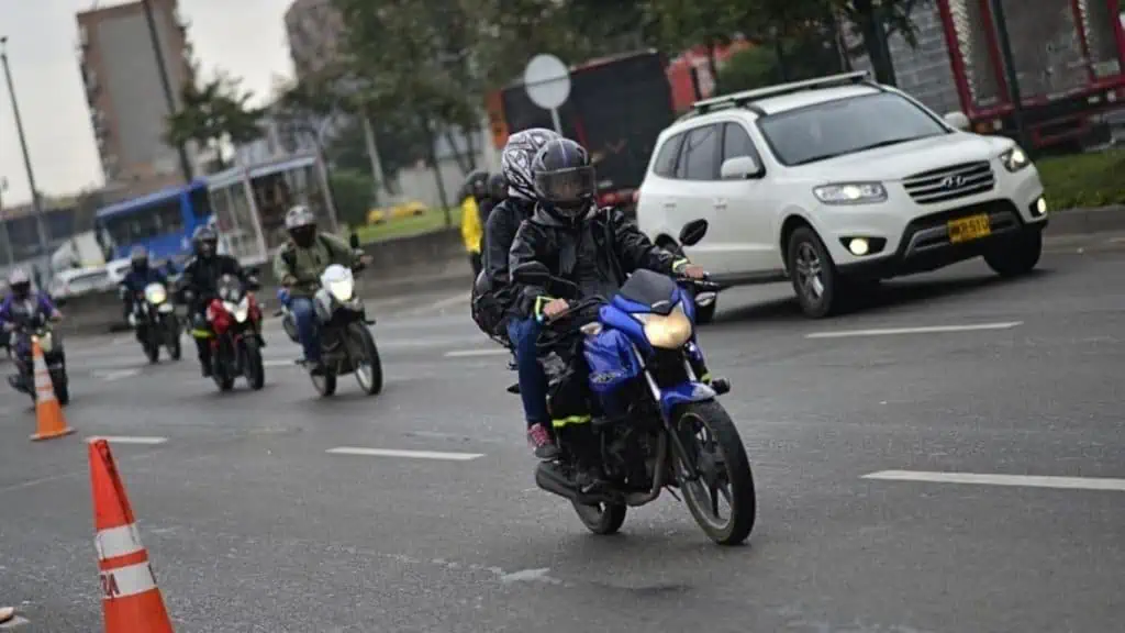 Multa de más de $700.000 para motociclistas en Colombia que no usen esta prenda: Así funciona la norma Motociclistas en Colombia