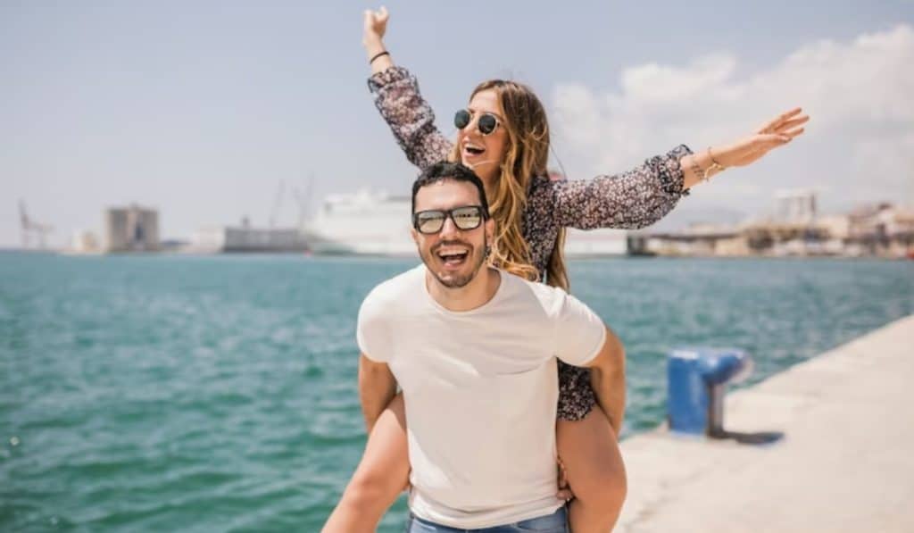 Pareja viajando en vacaciones
