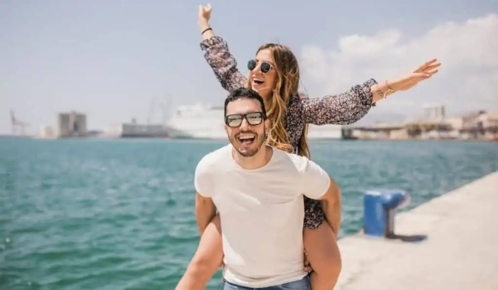Planifique las vacaciones de mitad de año en Colombia con estas recomendaciones Pareja viajando en vacaciones