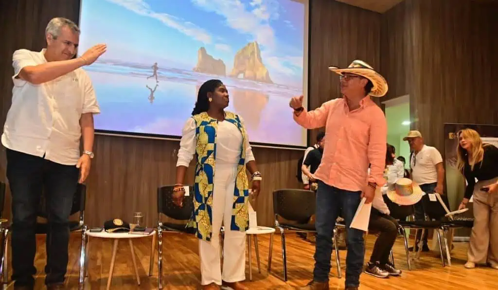 Las 12 empresas que firmaron el pacto por la transición energética en La Guajira Petro propone en La Guajira que comunidades sean socias de proyectos de energía