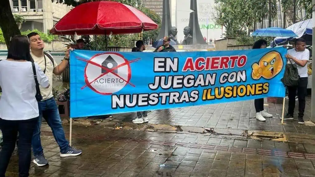 Acierto Inmobiliario: el drama de sus clientes y las respuestas de la empresa Manifestación de compradores de apartamentos en proyectos de Acierto Inmobiliario