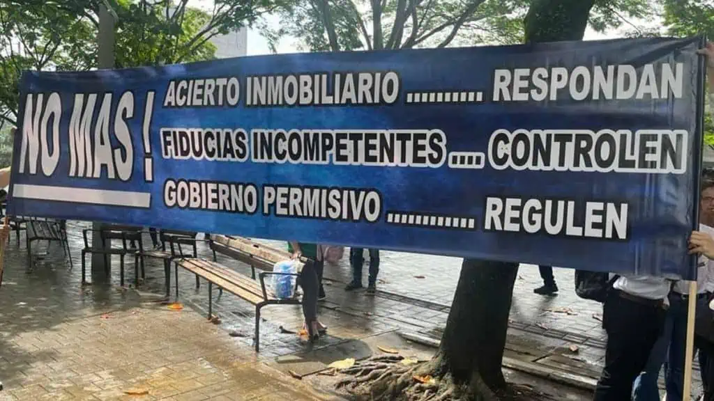 Acierto Inmobiliario: el drama de sus clientes y las respuestas de la empresa Manifestación de compradores de apartamentos en proyectos de Acierto Inmobiliario