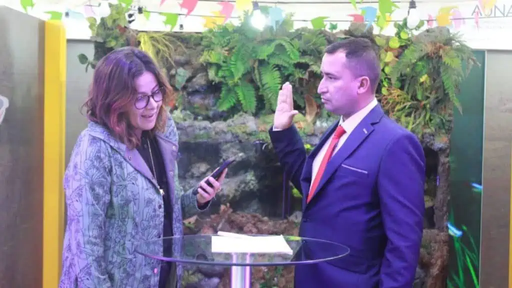 Este es el nuevo director de la Autoridad Nacional de Acuicultura y Pesca Posesión del nuevo director de la Autoridad Nacional de Acuicultura y Pesca