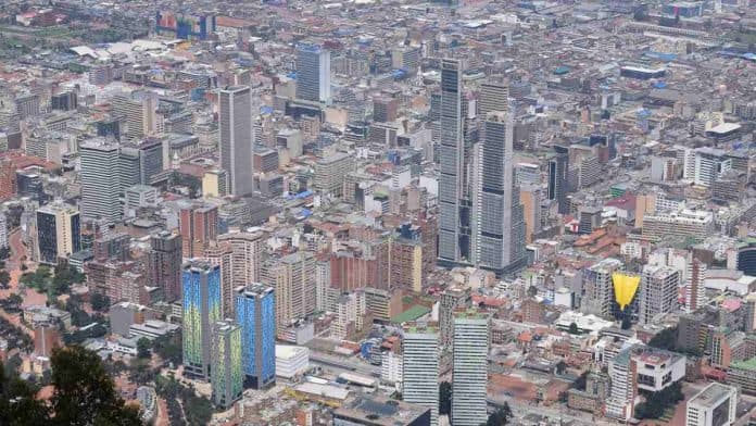 Si Juan Daniel Oviedo gana la Alcaldía de Bogotá daría incentivos económicos por la generación de empleo.