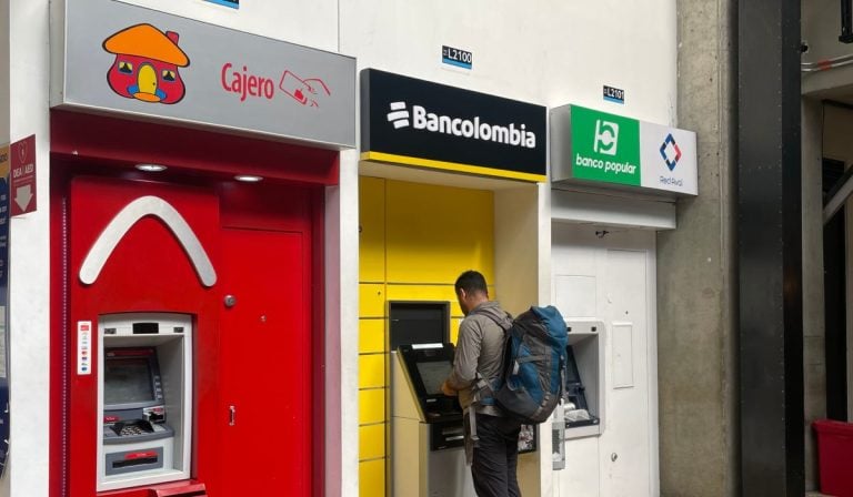 retirar plata de cajeros automáticos en Colombia