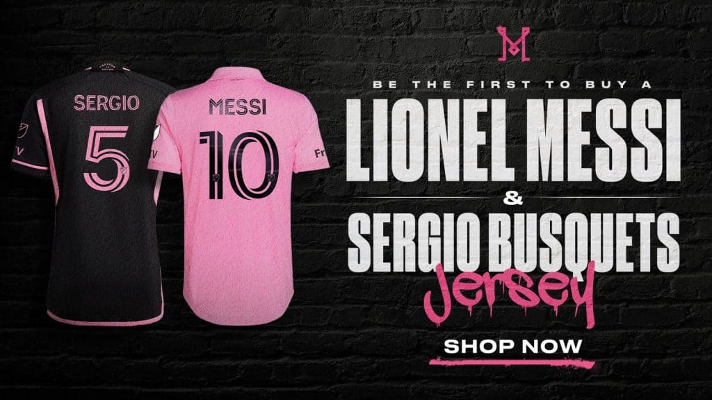 Así se ve la camiseta de Messi y Busquets disponible en la página del Inter. Imagen tomada de Twitter @InterMiamiCF.