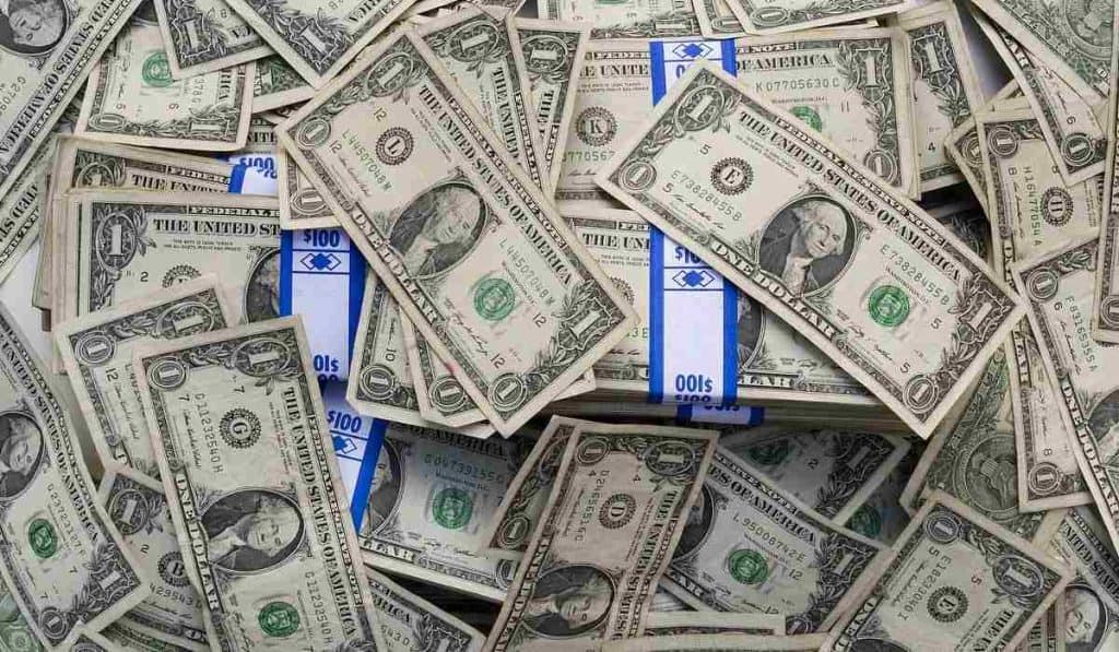 El dólar en Colombia está a la baja ¿es buen momento para comprar?. Foto: Imagen de Barta IV en Pixabay.