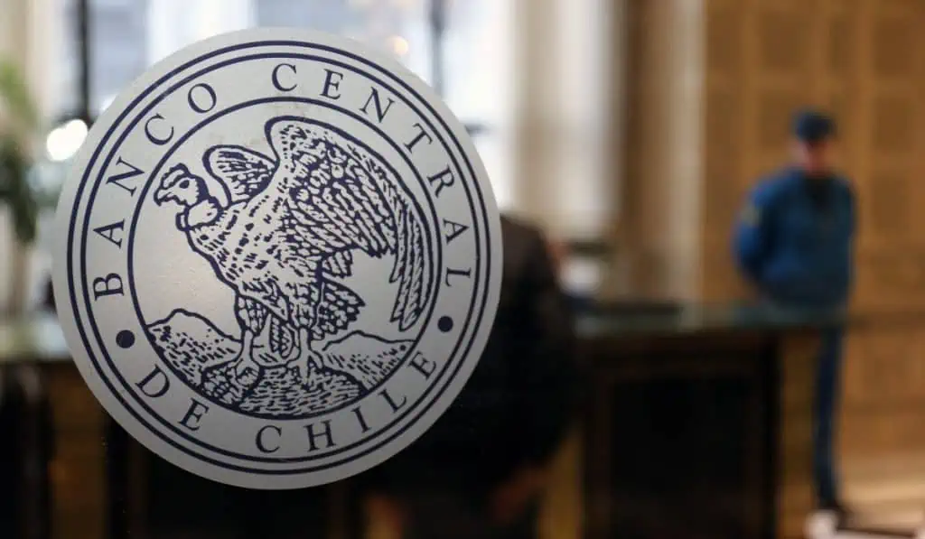 PIB de Chile cae 0,3 % en el segundo trimestre del año y retrocede 1,1 % interanual El Banco Central de Chile reduce tasas por primera vez desde octubre hasta el 10,25 %