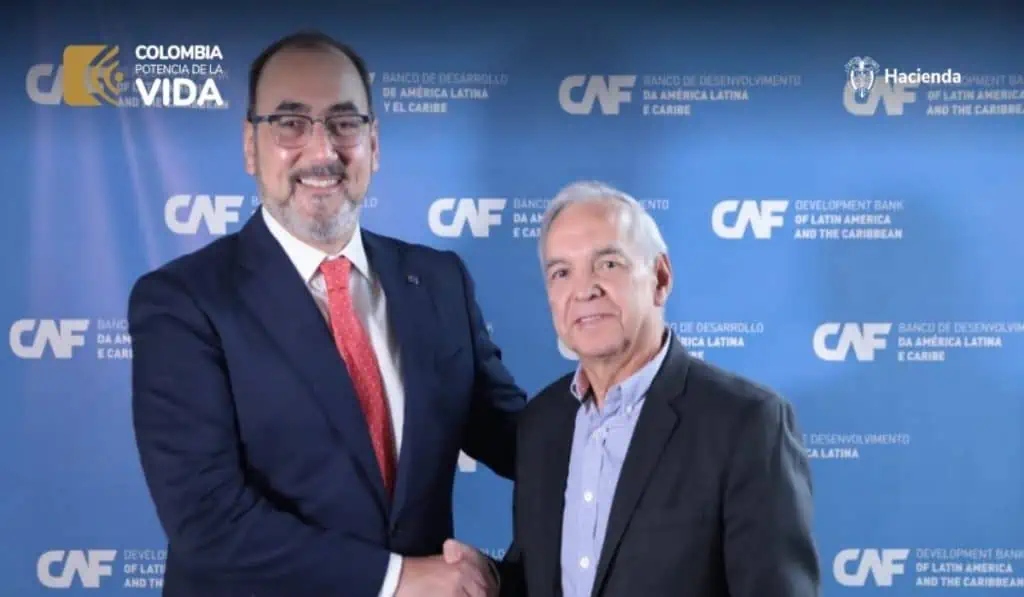 Grupo Bicentenario será el banco público de Colombia Ricardo Bonilla, MinHacienda de Colombia y Sergio Granados, presidente de la CAF. Foto: MinHacienda.