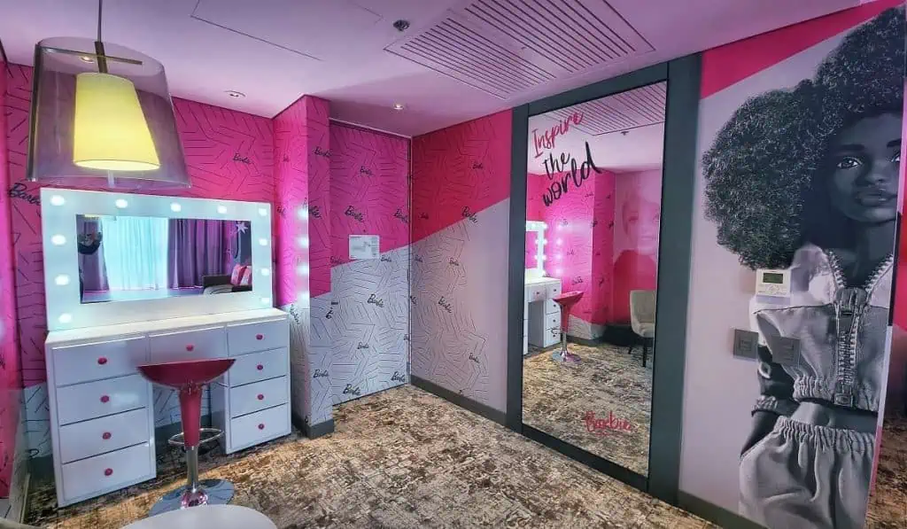 Esto cuesta una noche en la primera habitación temática de Barbie en el Hilton Bogotá Corferias La habitación temática de barbie ha estado en ciudades como Buenos Aires y Ciudad de México. Foto: Hilton Bogotá Corferias.