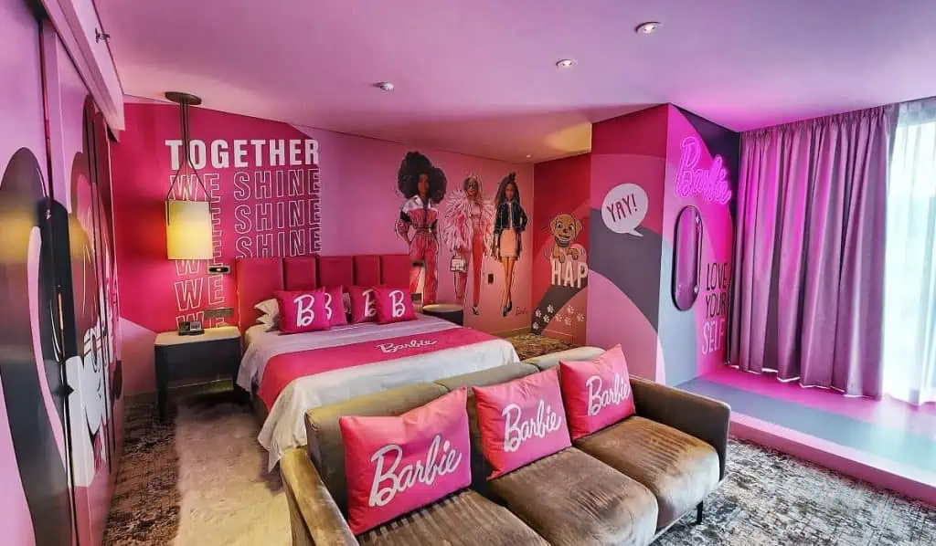 Las ventas online de productos relacionados a Barbie aumentaron 30 % en julio Habitación Barbie Hilton Bogotá Corferias