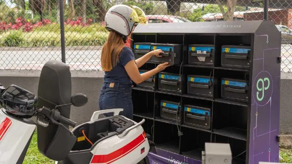 Empresas colombianas crean estaciones de intercambio de baterías eléctricas Intercambio de baterías eléctricas para motos