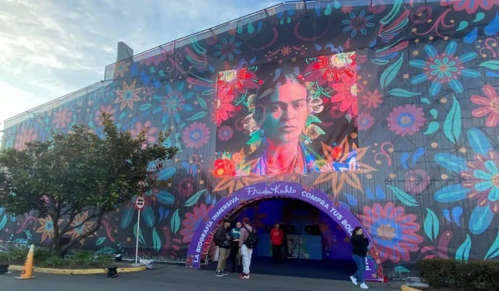La biografía inmersiva de Frida Kahlo: un viaje sensorial en Bogotá La exposición inmersiva de Frida Kahlo_ viaje sensorial en Bogotá