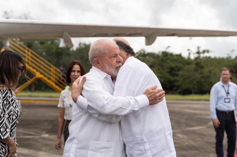 Lula da Silva y el canciller Álvaro Leyva
