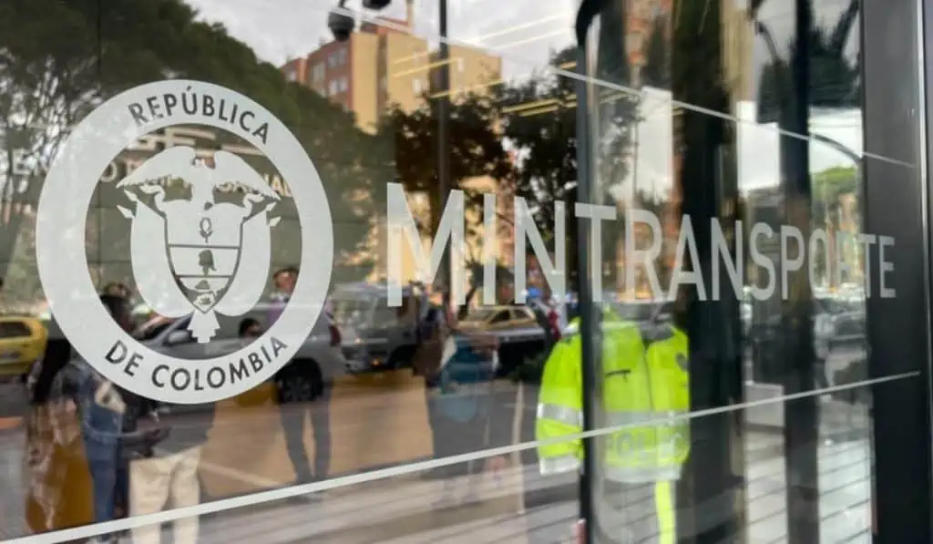 Primicia | Primeros estudios del tren interoceánico de Petro quedarán listos en 2026, pero su futuro es incierto Logo del Ministerio de Transporte de Colombia