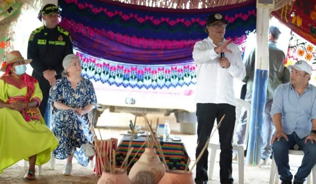 Petro firma primer decreto por la emergencia económica en La Guajira Gustavo Petro cuando estuvo en La Guajira con el gobierno