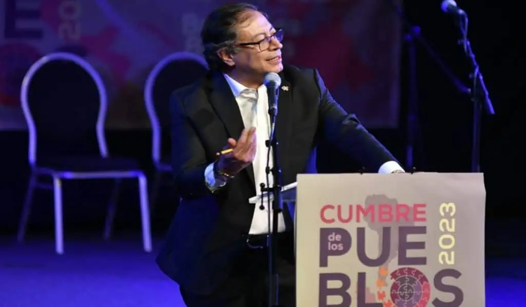 Gobierno confirma que a Colombia le faltan tres meses de alza en el precio de la gasolina, pero empieza el del ACPM Petro en la Cumbre de los Pueblos 2023