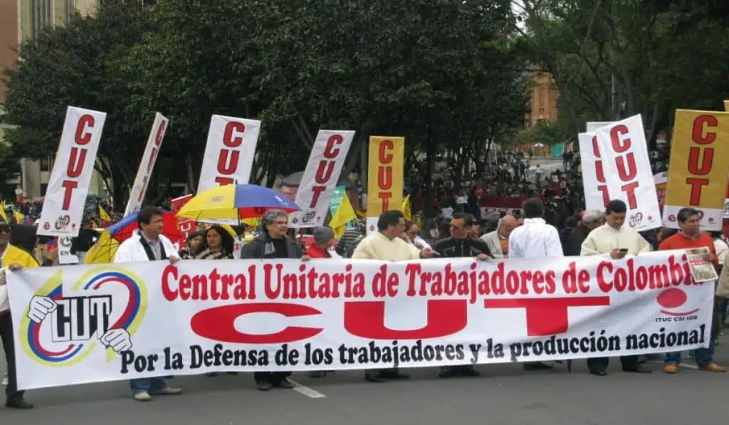 Salario mínimo en Colombia: Trabajadores prevén aumento arriba del 10 % y control de tarifas en servicios públicos Próximo 20 de julio marchas para apoyar las reformas del presidente Gustavo Petro.