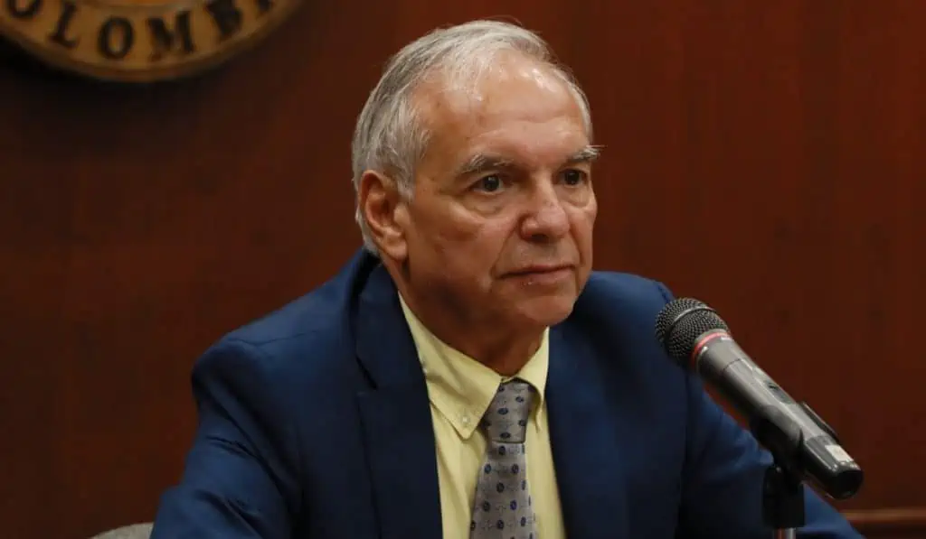 Gobierno Petro espera que las tasas de interés en Colombia caigan al 8 % Ricardo Bonilla, ministro de Hacienda de Colombia, tras una Junta del Banco de la República
