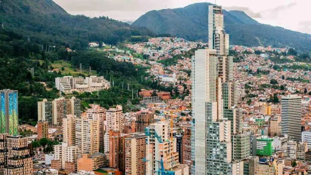 Vacancia de oficinas creció en Bogotá en el segundo trimestre de 2023 La estrategia de Carlos Fernando Galán para mejorar el PIB de Bogotá.
