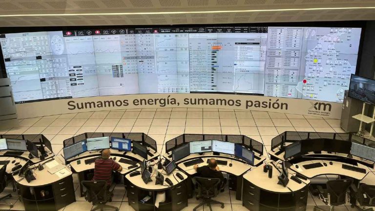 XM defiende de las presiones del presidente Petro y dice que ha cumplido