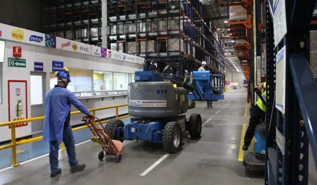 Productividad en Colombia fue de -1 % al tercer trimestre: dato clave para salario mínimo Productividad en Colombia.