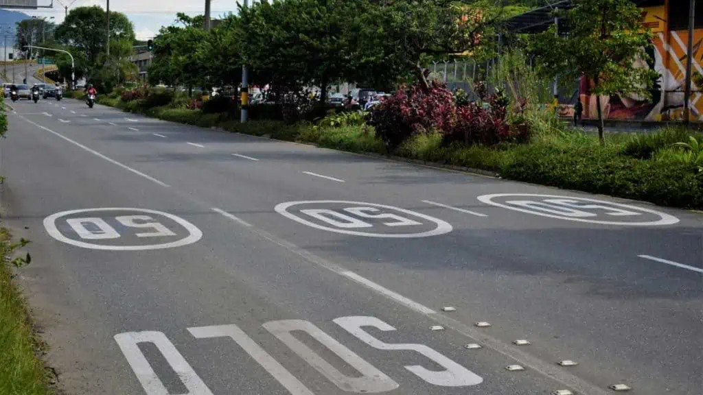 En estos 10 corredores de Medellín multarán a conductores que excedan los 50km/h vías de Medellín con cambios en límite de velocidad