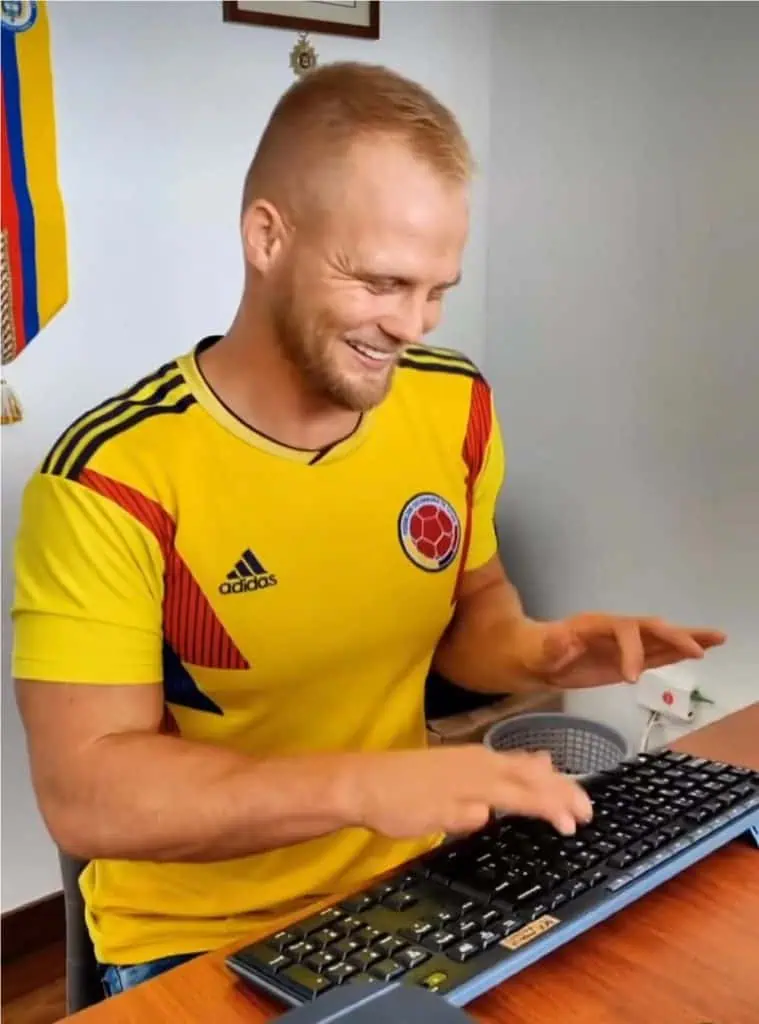 ¿Por qué la Federación Colombiana de Fútbol prohibió a influencer portar la camiseta de la tricolor en videos? Video de Dominic usando la camiseta de Colombia.