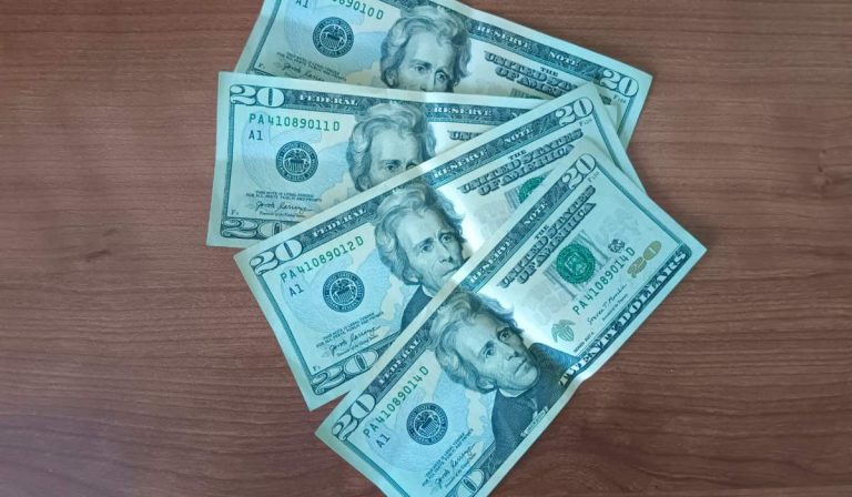 Dólar en Colombia se cotiza a la baja
