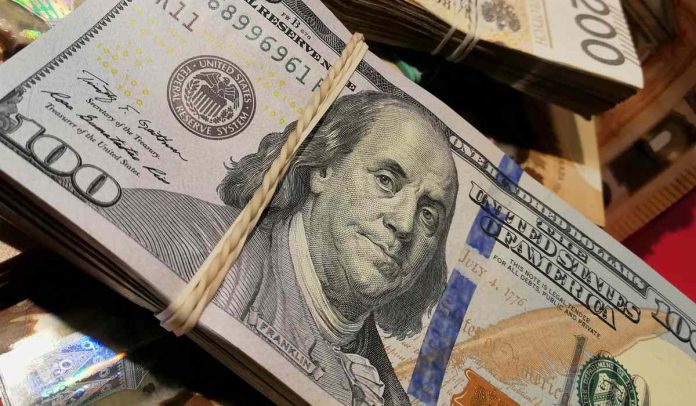 Dólar en Colombia se cotiza a la baja este lunes.