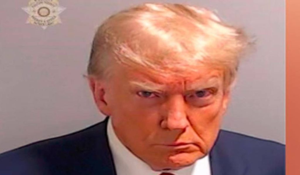 Donald Trump en su foto de registro al ingresar a la cárcel en Georgia