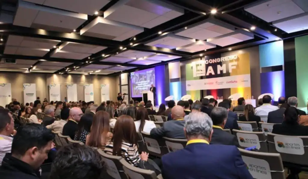 El microcrédito en la agenda pública: Las acciones del gobierno en favor de la economía popular María Hoyos, presidente de Asomicrofinanzas habla sobre el desembolso de los microcréditos en Colombia.