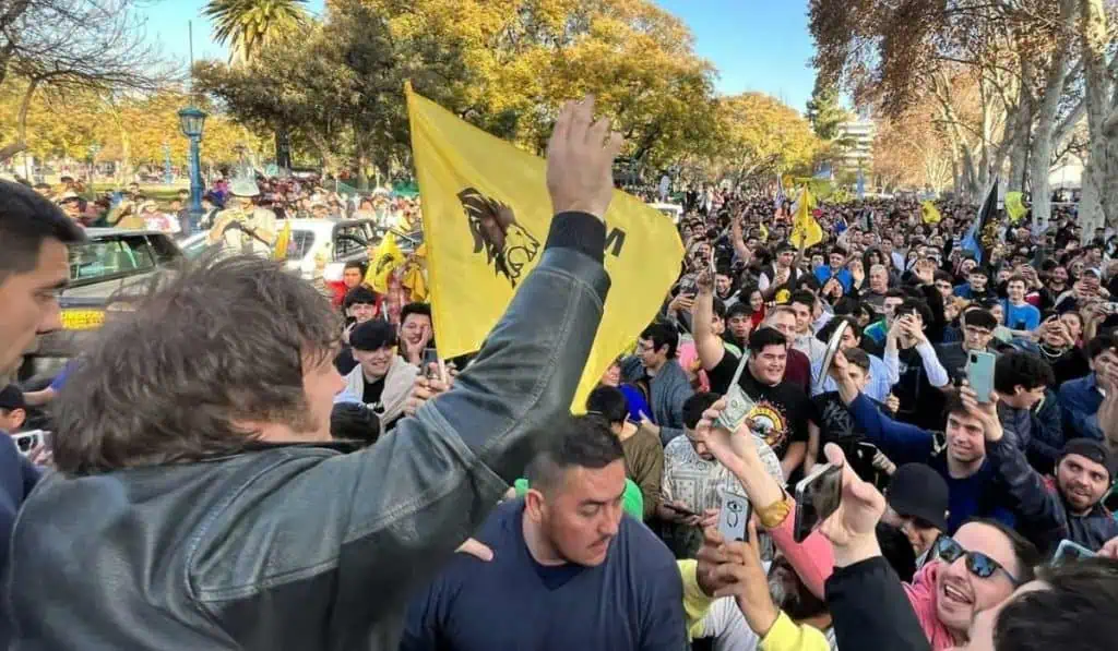 Dolarizar a Argentina y otras propuestas de Javier Milei, la “sorpresa” de las votaciones primarias Javier Milei candidato a la presidencia de Argentina en un acto público