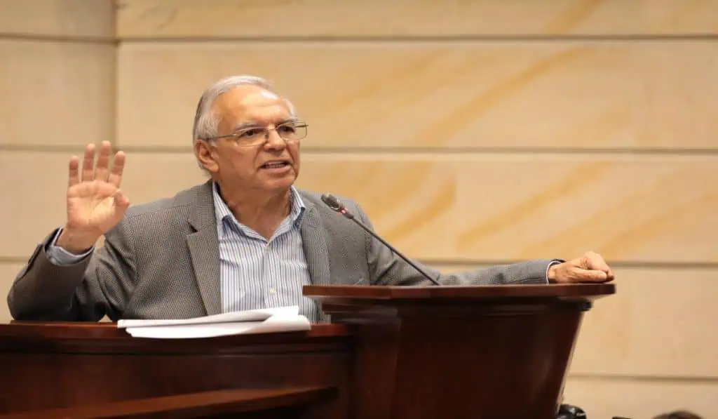 Ministro de Hacienda confirma recorte en presupuesto tras caída de norma sobre regalías MinHacienda sobre no deducibilidad de regalías.